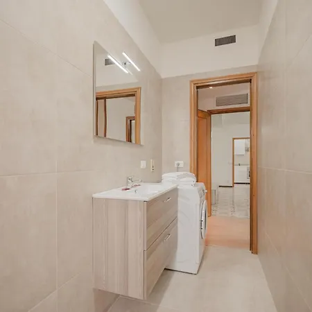 Viky Flat - 15 Min From & Free Parking Lägenhet *