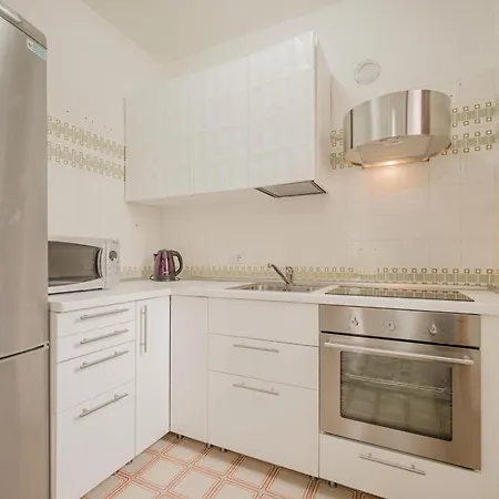 Apartament Viky Flat - 15 Min From & Free Parking